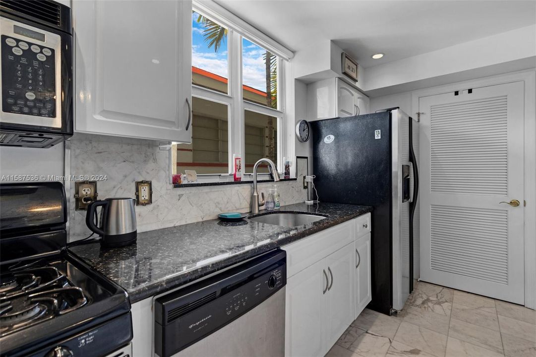 For Rent: $4,200 (2 beds, 2 baths, 1088 Square Feet)