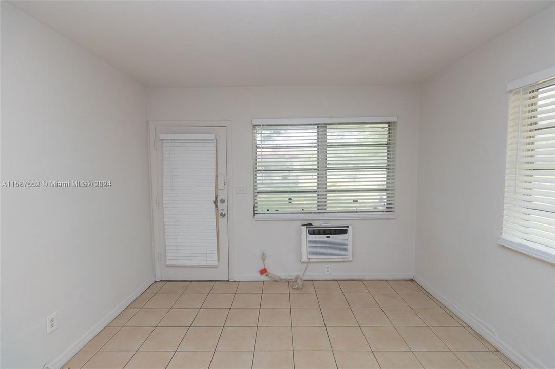 For Rent: $1,450 (1 beds, 1 baths, 5580 Square Feet)