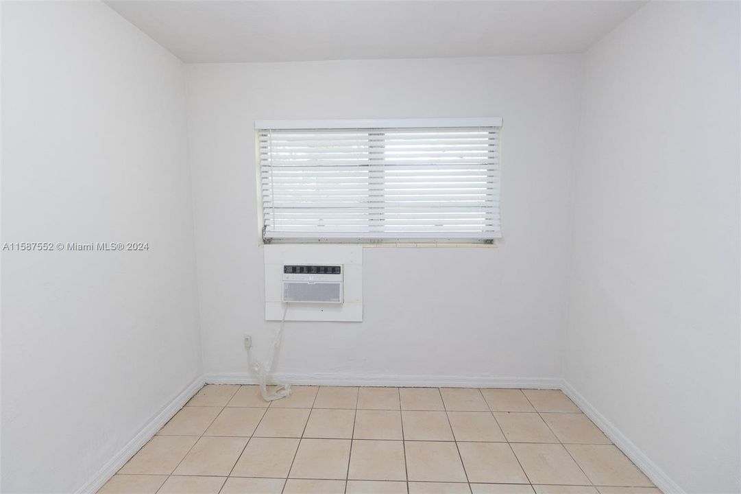 For Rent: $1,450 (1 beds, 1 baths, 5580 Square Feet)