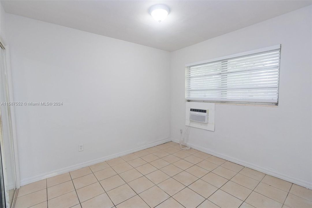 For Rent: $1,450 (1 beds, 1 baths, 5580 Square Feet)