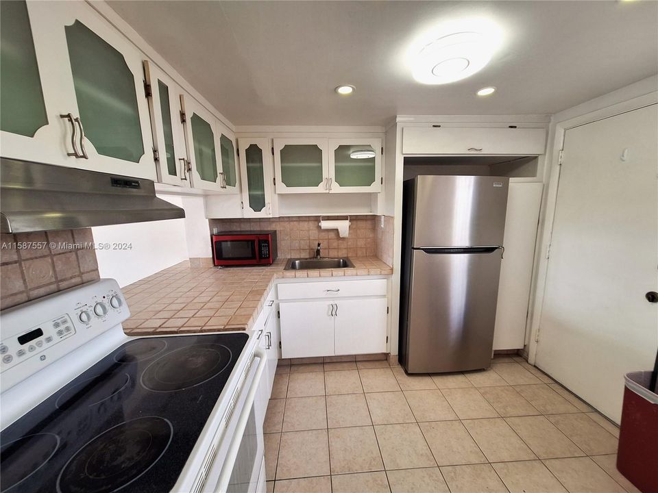 For Sale: $175,000 (1 beds, 1 baths, 779 Square Feet)