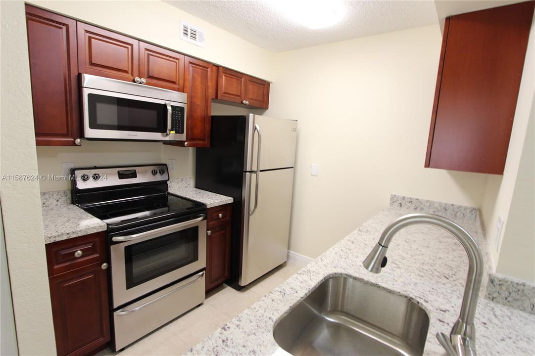 Active With Contract: $1,725 (1 beds, 1 baths, 862 Square Feet)