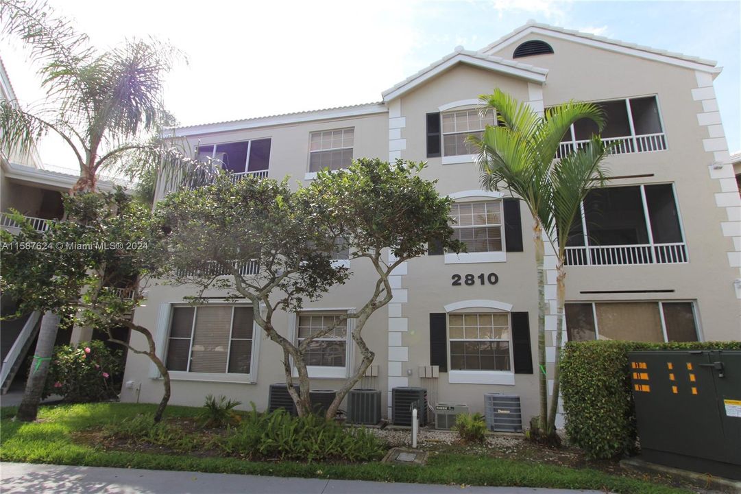 Active With Contract: $1,725 (1 beds, 1 baths, 862 Square Feet)