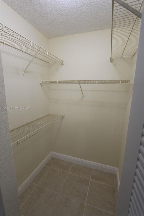 Под контрактом: $1,725 (1 спален, 1 ванн, 862 Квадратных фут)