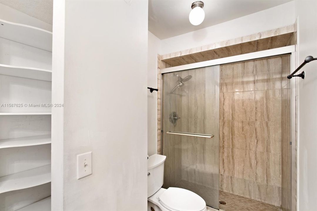 Active With Contract: $2,800 (3 beds, 2 baths, 1218 Square Feet)