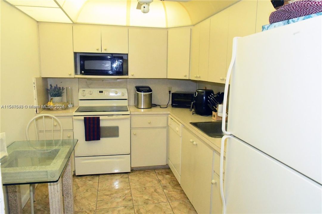 For Sale: $169,000 (2 beds, 2 baths, 1100 Square Feet)