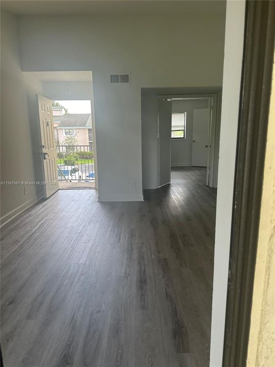 Active With Contract: $1,595 (1 beds, 1 baths, 630 Square Feet)