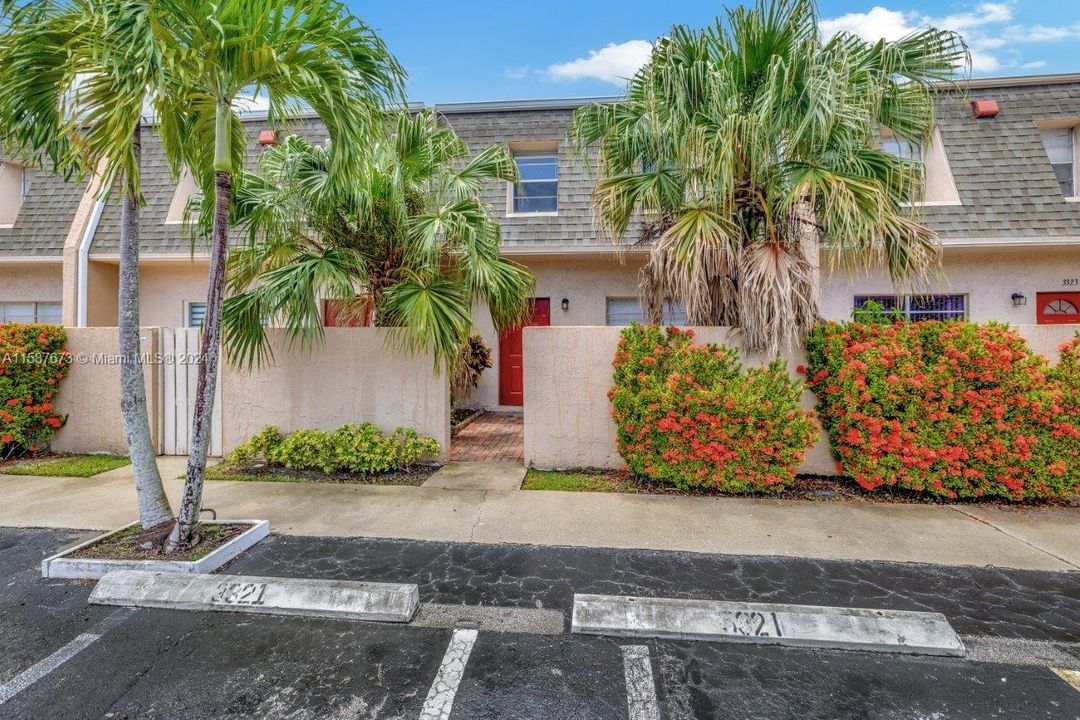 For Sale: $299,900 (3 beds, 2 baths, 1300 Square Feet)