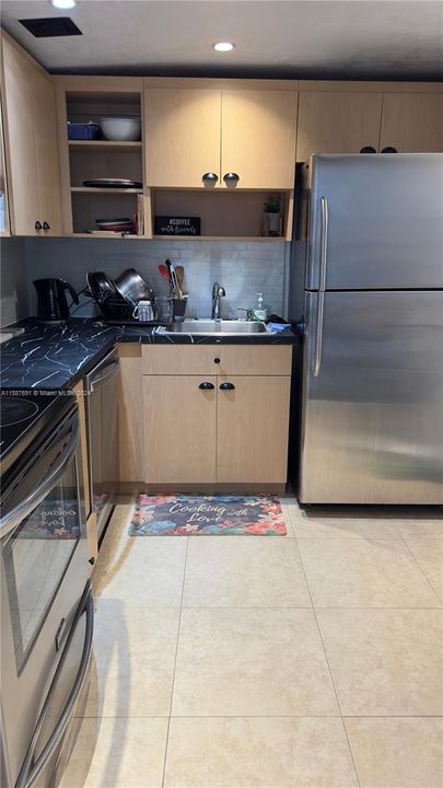For Rent: $1,950 (1 beds, 1 baths, 790 Square Feet)
