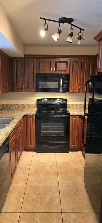 Active With Contract: $2,200 (2 beds, 2 baths, 1016 Square Feet)