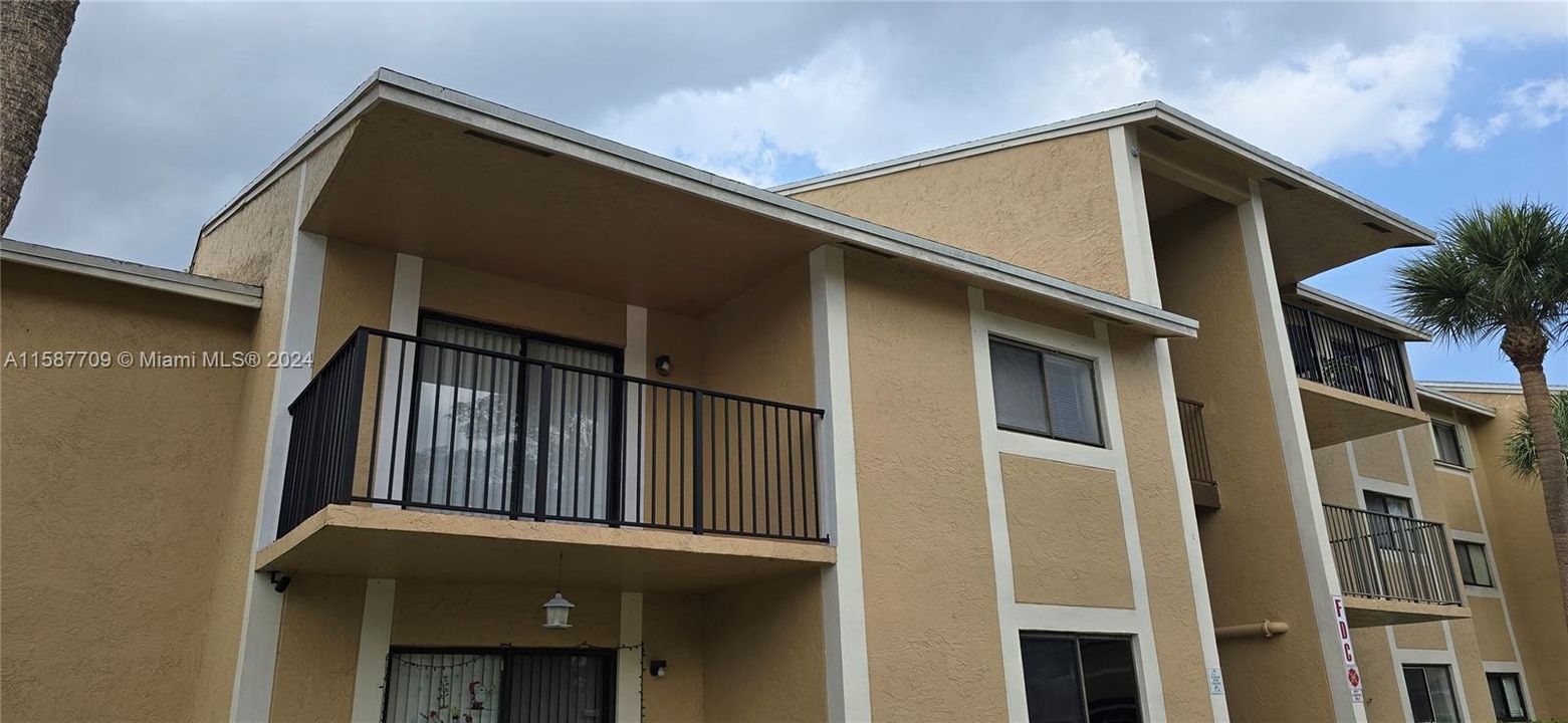 Active With Contract: $2,200 (2 beds, 2 baths, 1016 Square Feet)
