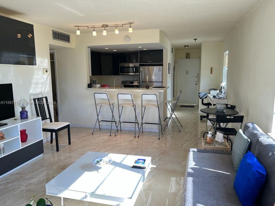 For Rent: $2,200 (1 beds, 1 baths, 671 Square Feet)