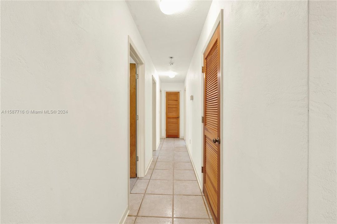 Vendido Recientemente: $650,000 (3 camas, 2 baños, 2098 Pies cuadrados)