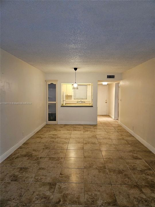 For Rent: $1,600 (1 beds, 1 baths, 720 Square Feet)