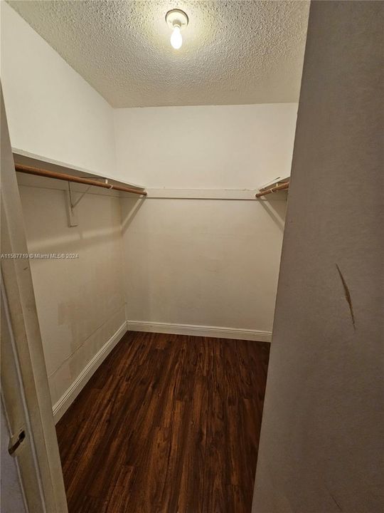 For Rent: $1,600 (1 beds, 1 baths, 720 Square Feet)