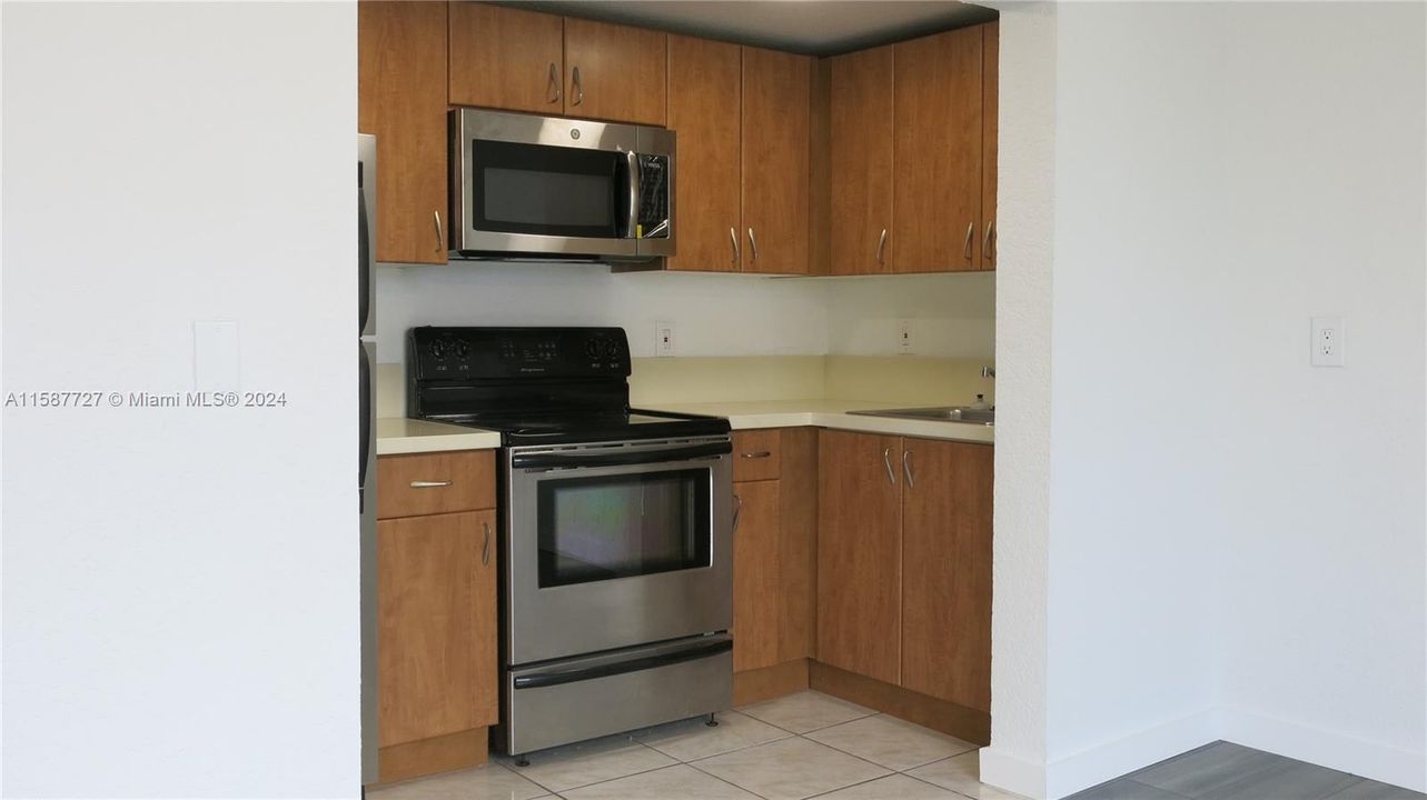 For Sale: $400,000 (2 beds, 1 baths, 693 Square Feet)