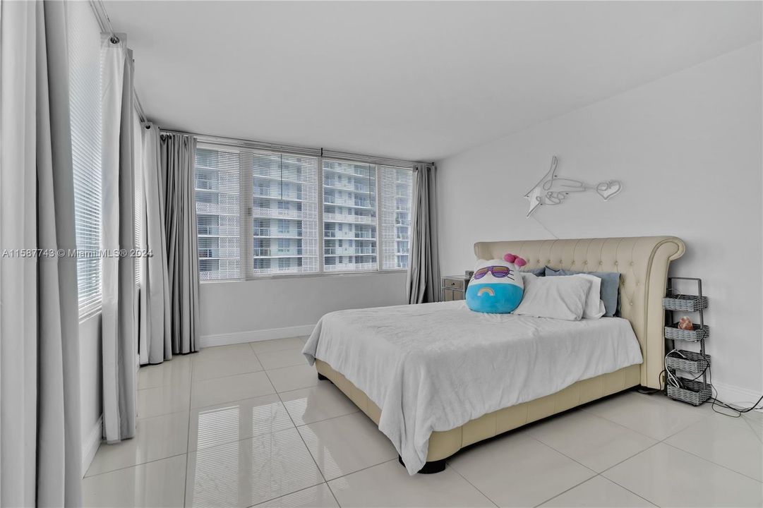 For Sale: $629,999 (1 beds, 1 baths, 969 Square Feet)