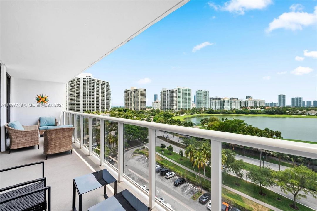 For Sale: $439,000 (2 beds, 2 baths, 1092 Square Feet)