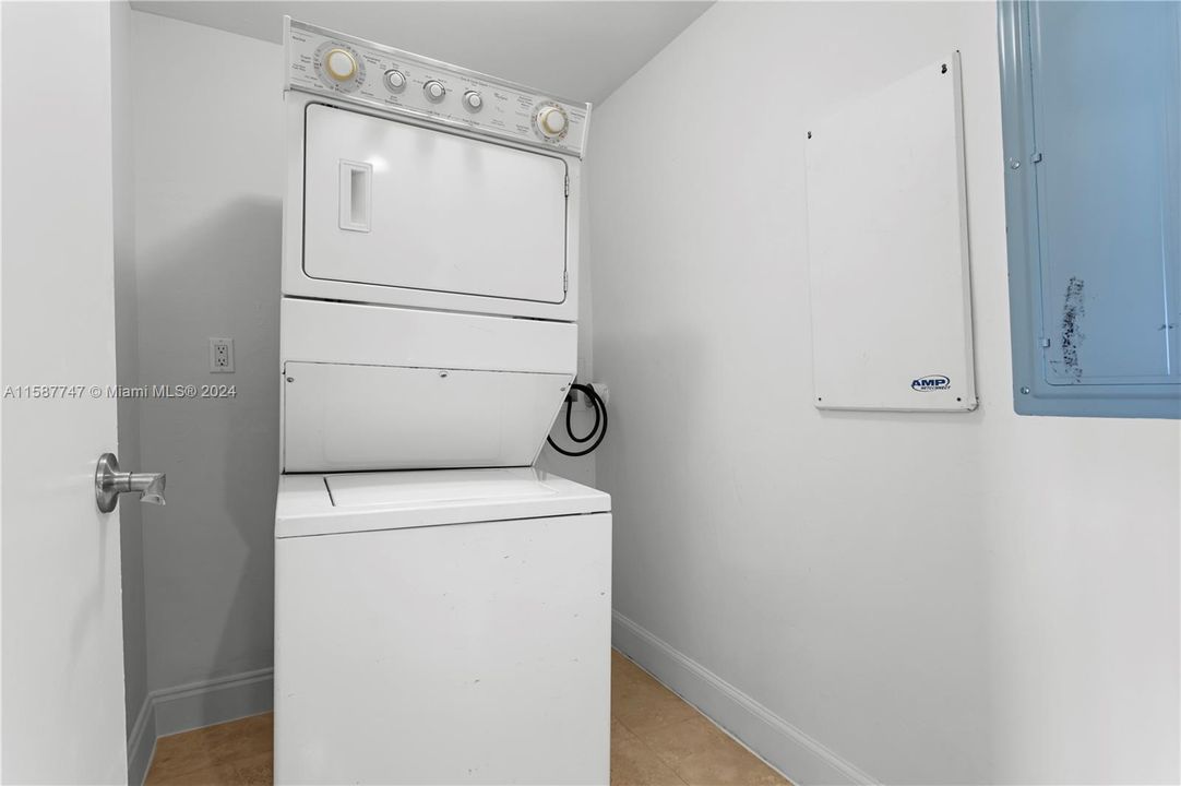 Active With Contract: $3,500 (3 beds, 3 baths, 1886 Square Feet)