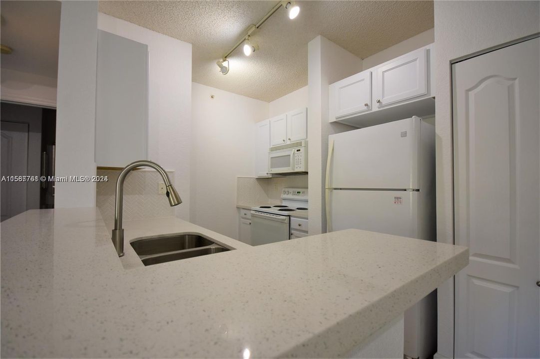 Recently Rented: $2,100 (1 beds, 1 baths, 652 Square Feet)