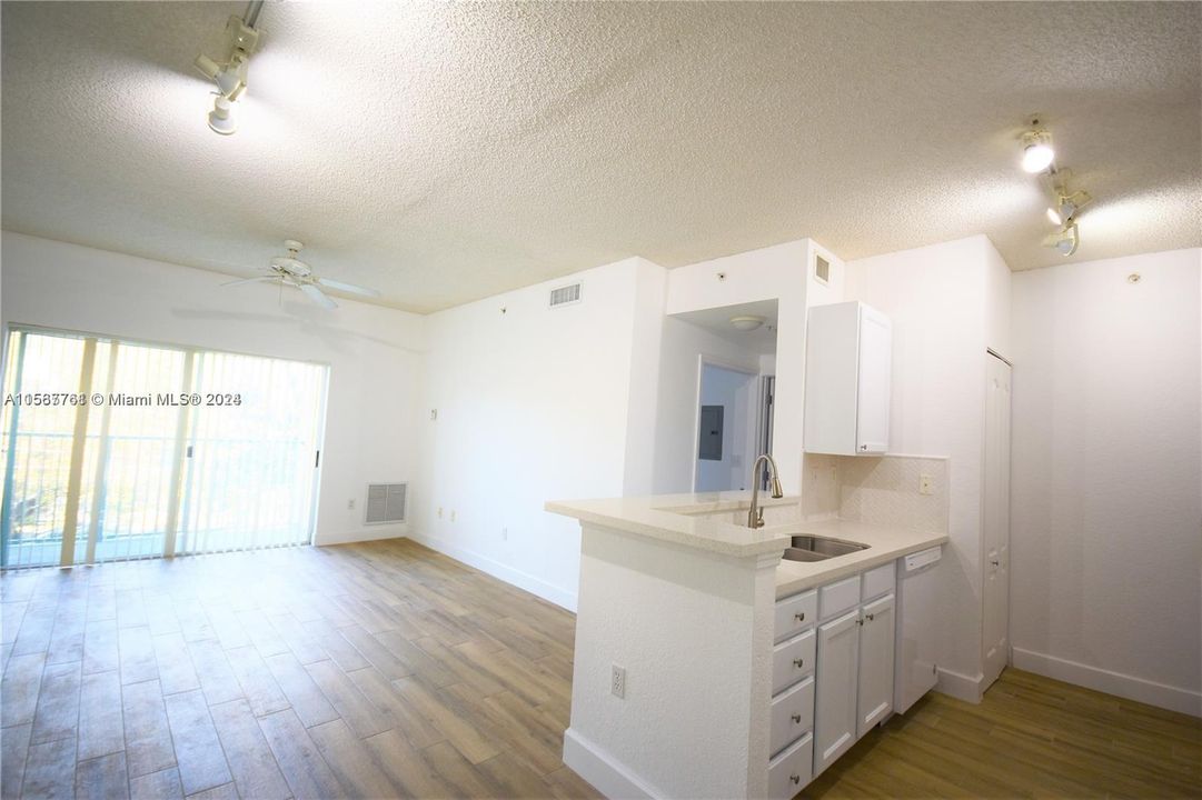 Recently Rented: $2,100 (1 beds, 1 baths, 652 Square Feet)