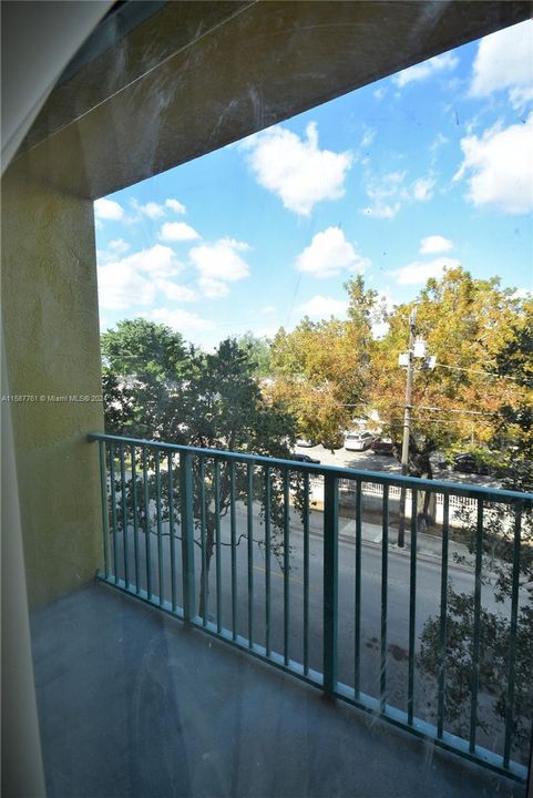 Active With Contract: $2,100 (1 beds, 1 baths, 652 Square Feet)