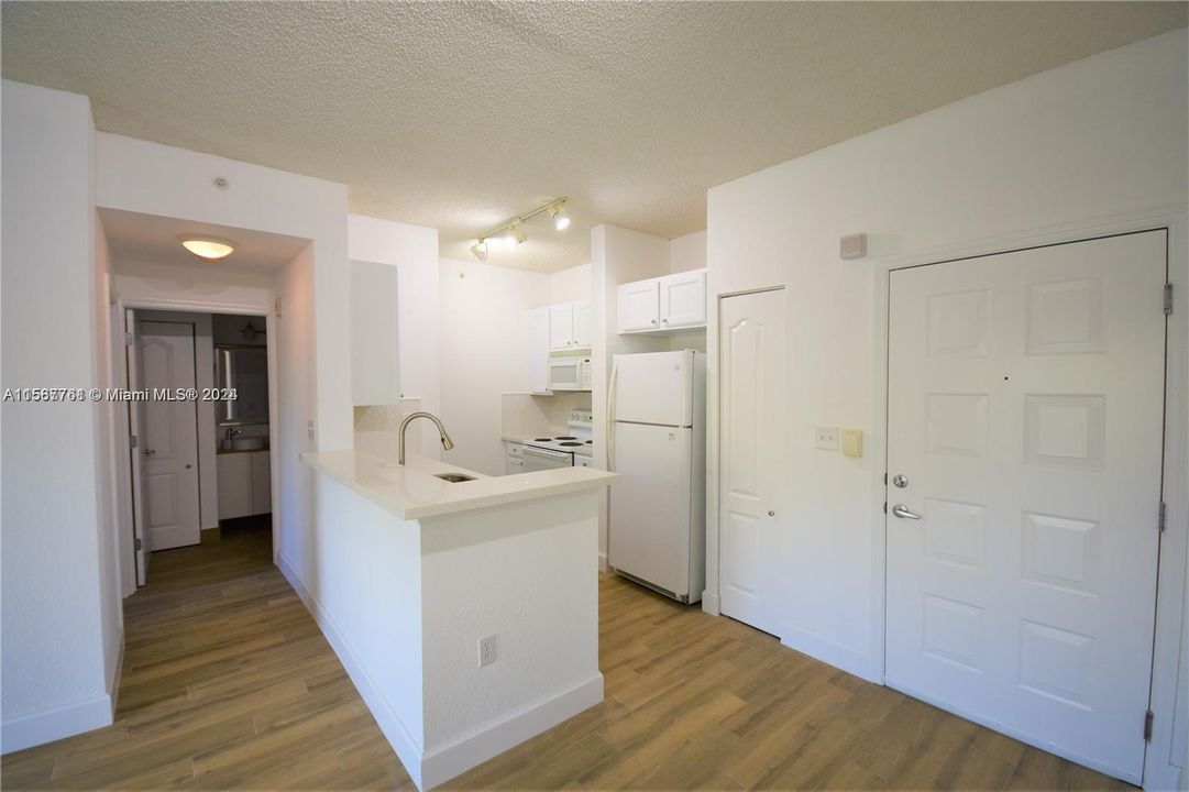 Recently Rented: $2,100 (1 beds, 1 baths, 652 Square Feet)