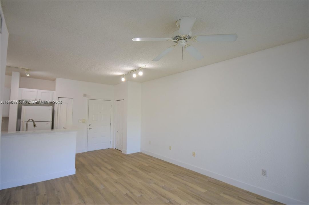 Active With Contract: $2,100 (1 beds, 1 baths, 652 Square Feet)