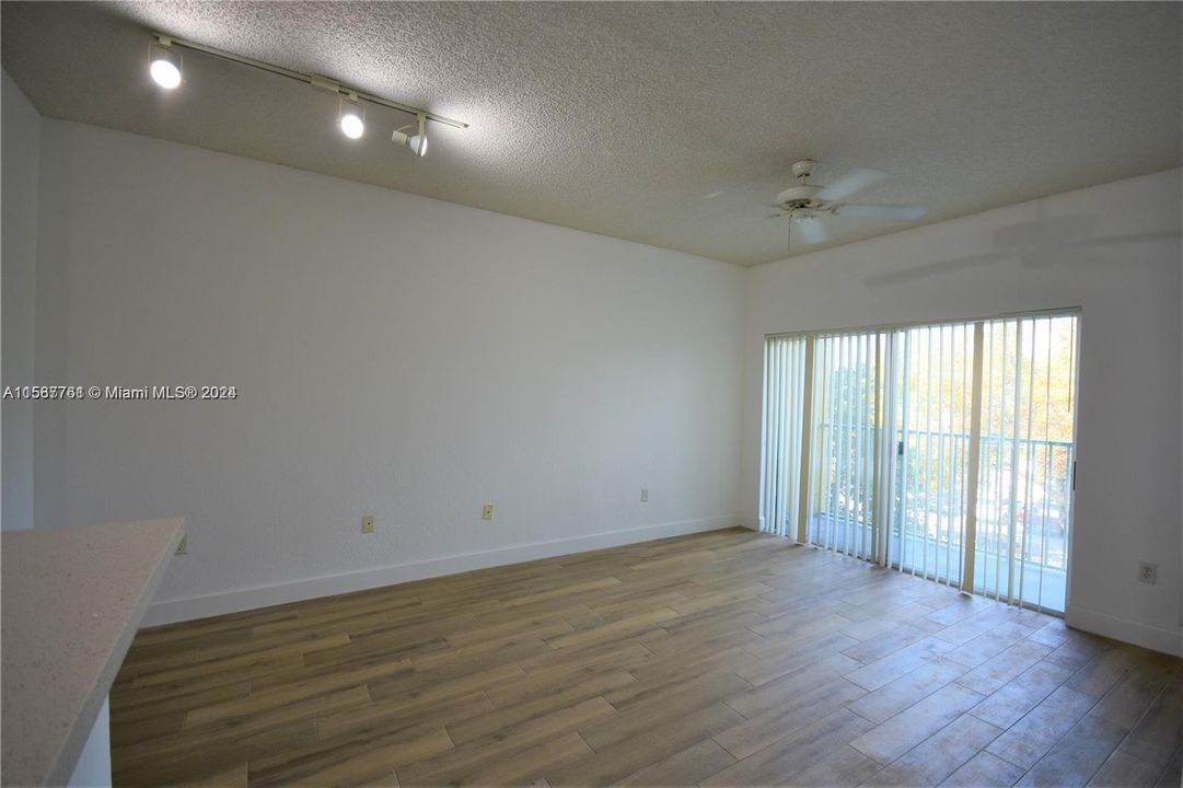 Active With Contract: $2,100 (1 beds, 1 baths, 652 Square Feet)