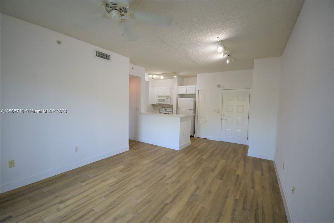 Active With Contract: $2,100 (1 beds, 1 baths, 652 Square Feet)