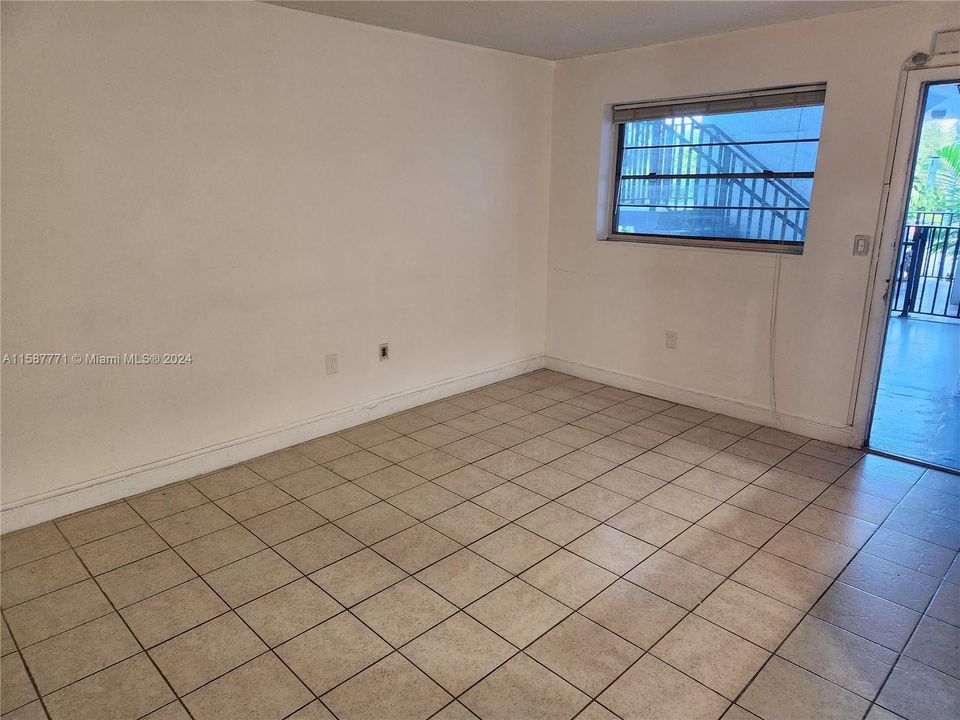 Active With Contract: $1,600 (1 beds, 1 baths, 611 Square Feet)