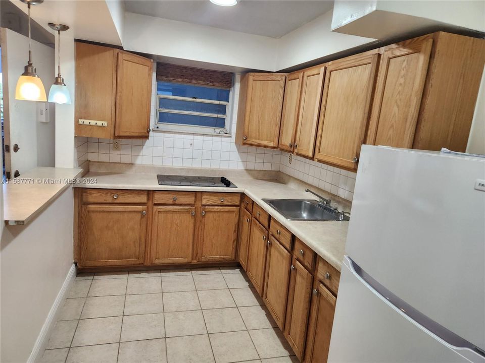 Active With Contract: $1,600 (1 beds, 1 baths, 611 Square Feet)