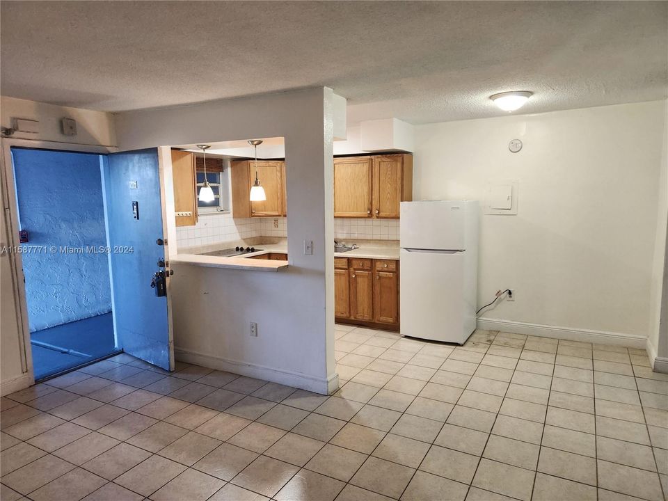 Active With Contract: $1,600 (1 beds, 1 baths, 611 Square Feet)