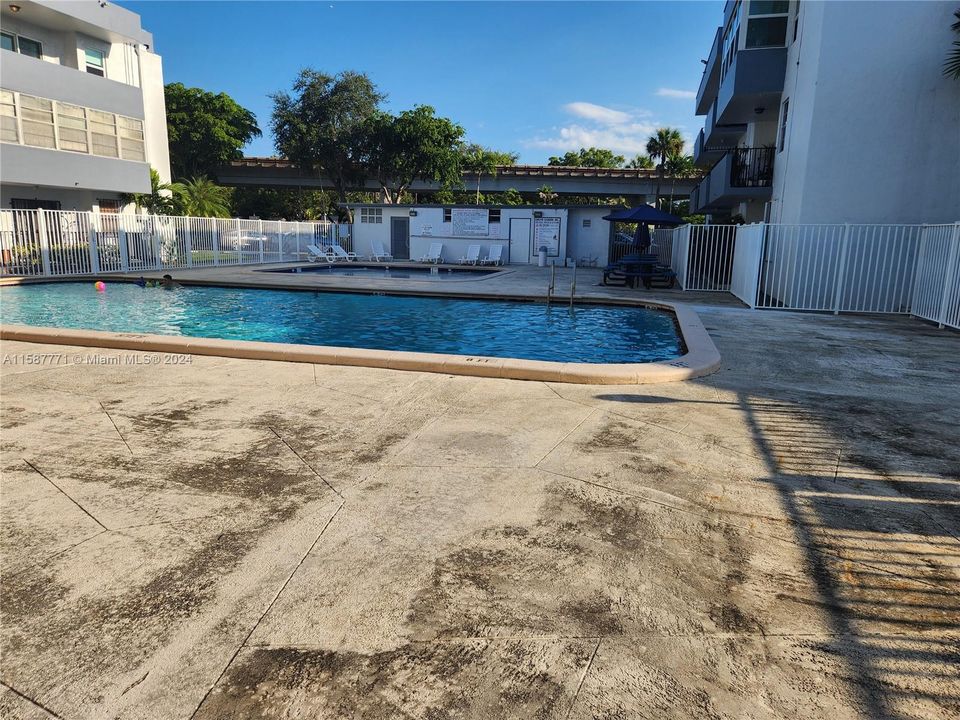 Active With Contract: $1,600 (1 beds, 1 baths, 611 Square Feet)