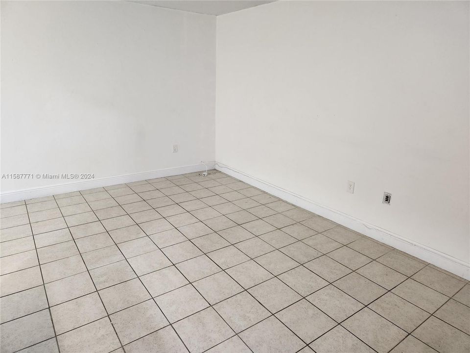 Active With Contract: $1,600 (1 beds, 1 baths, 611 Square Feet)