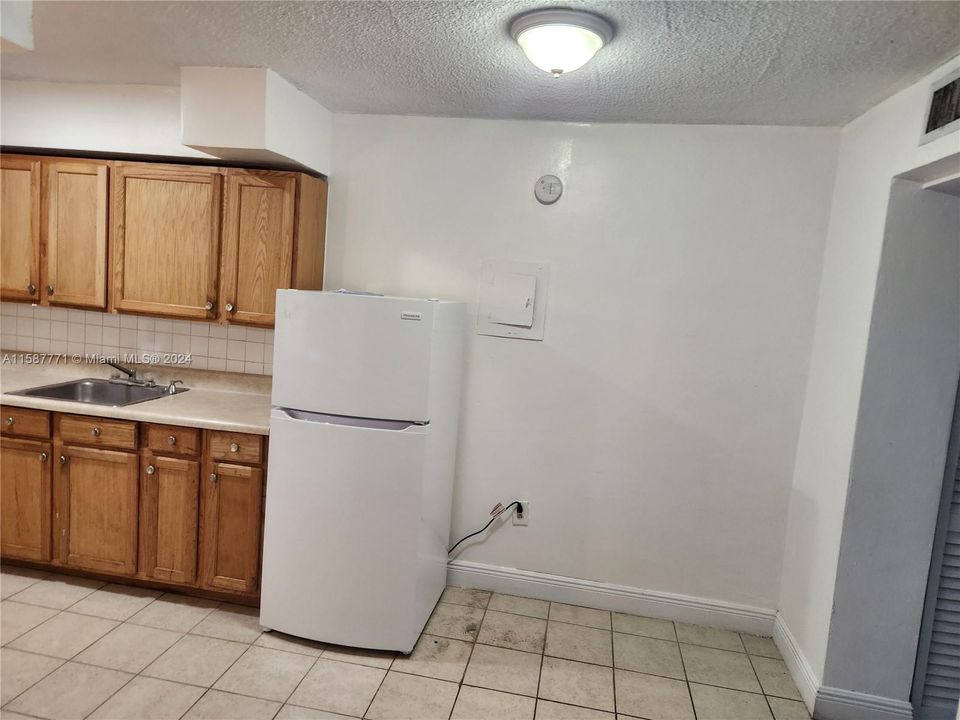 Active With Contract: $1,600 (1 beds, 1 baths, 611 Square Feet)