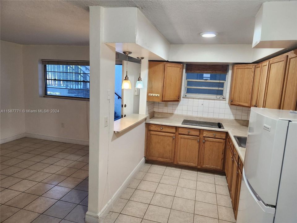 Active With Contract: $1,600 (1 beds, 1 baths, 611 Square Feet)