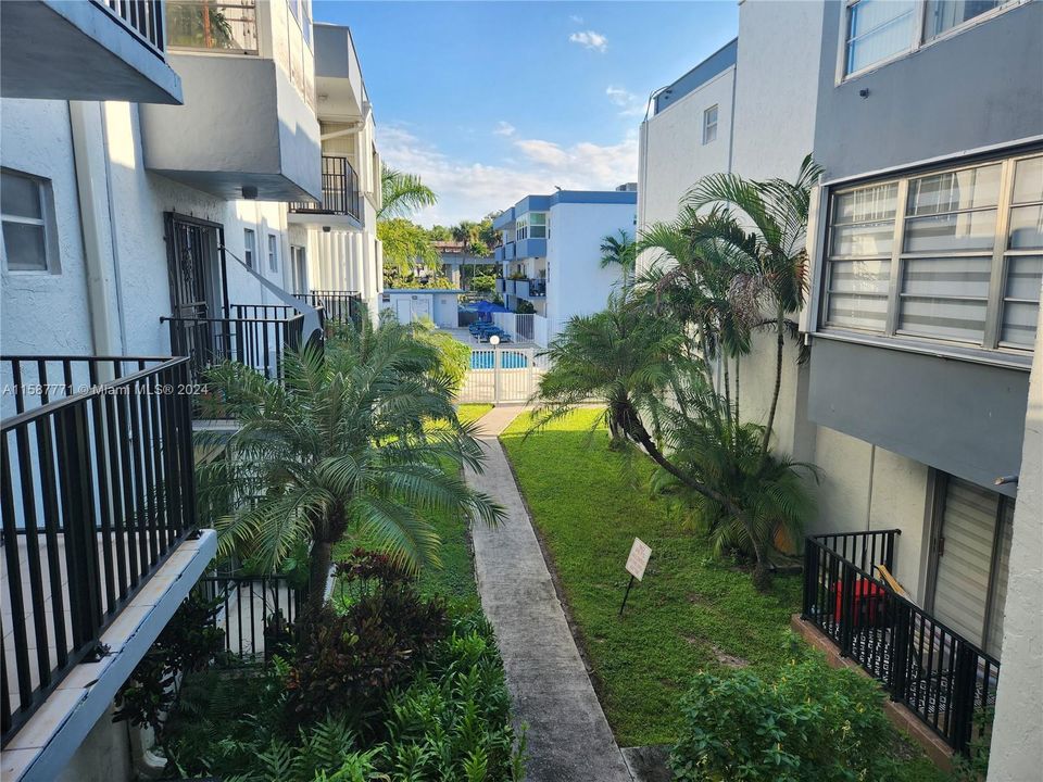 Active With Contract: $1,600 (1 beds, 1 baths, 611 Square Feet)