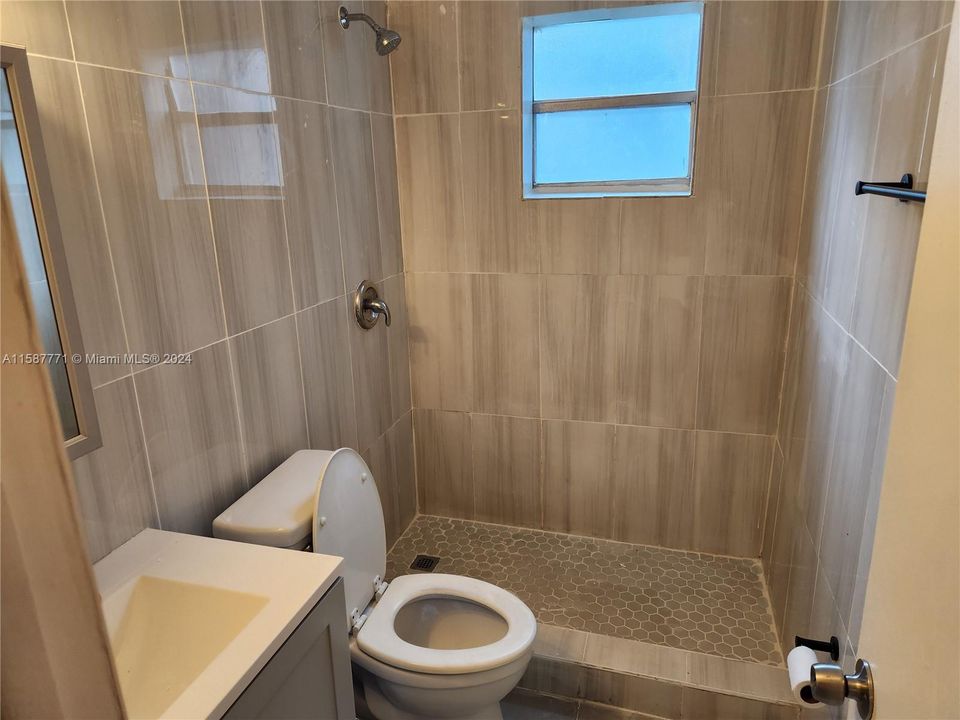 Active With Contract: $1,600 (1 beds, 1 baths, 611 Square Feet)