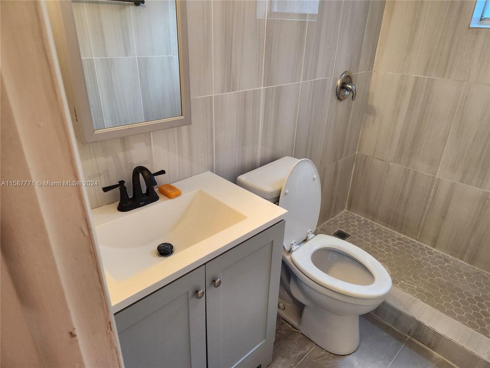 Active With Contract: $1,600 (1 beds, 1 baths, 611 Square Feet)