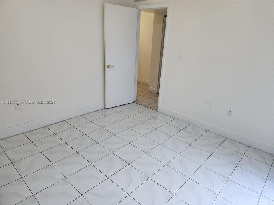 Active With Contract: $1,600 (1 beds, 1 baths, 611 Square Feet)