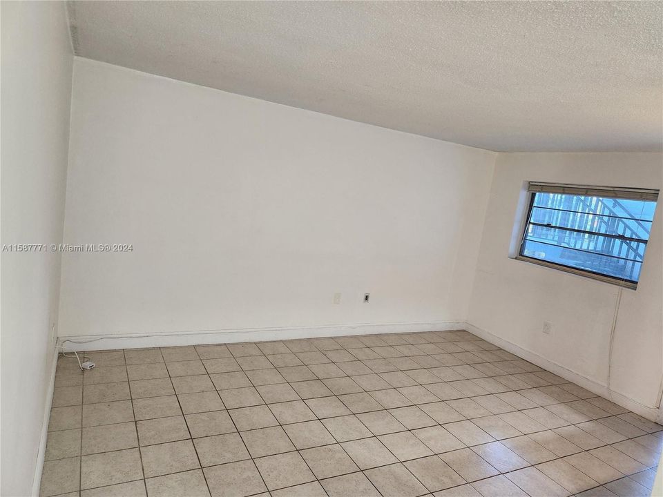 Active With Contract: $1,600 (1 beds, 1 baths, 611 Square Feet)