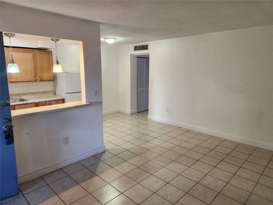 Active With Contract: $1,600 (1 beds, 1 baths, 611 Square Feet)