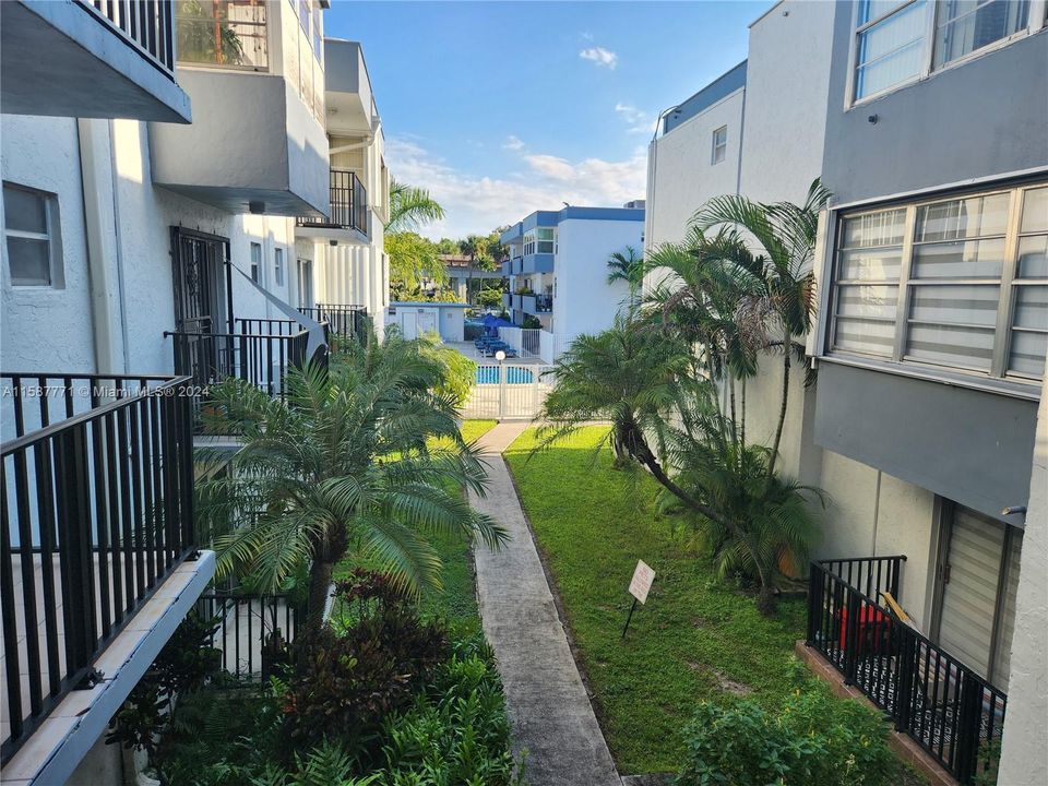 Active With Contract: $1,600 (1 beds, 1 baths, 611 Square Feet)