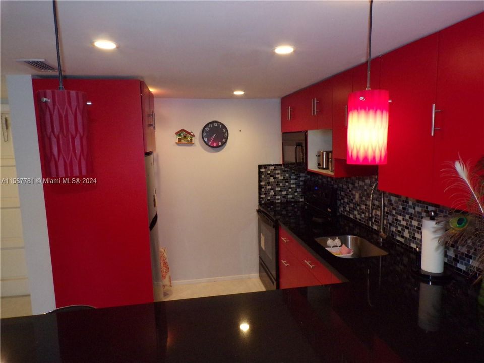 For Sale: $190,000 (2 beds, 2 baths, 899 Square Feet)