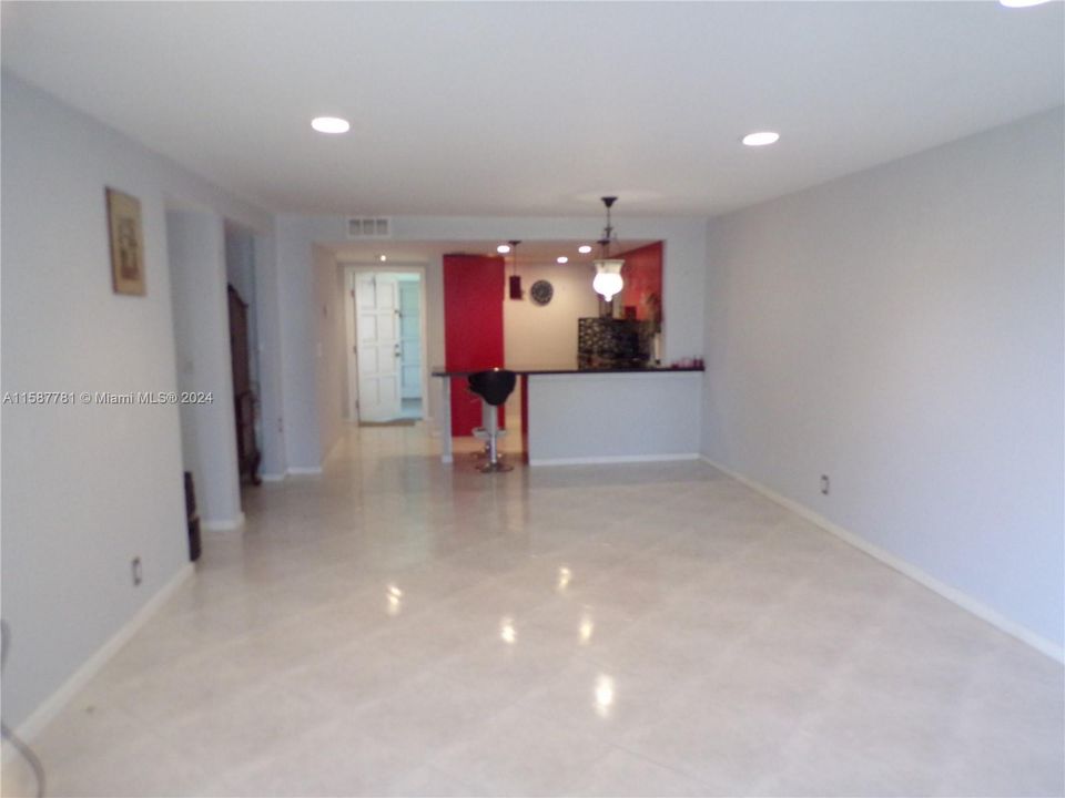 For Sale: $190,000 (2 beds, 2 baths, 899 Square Feet)