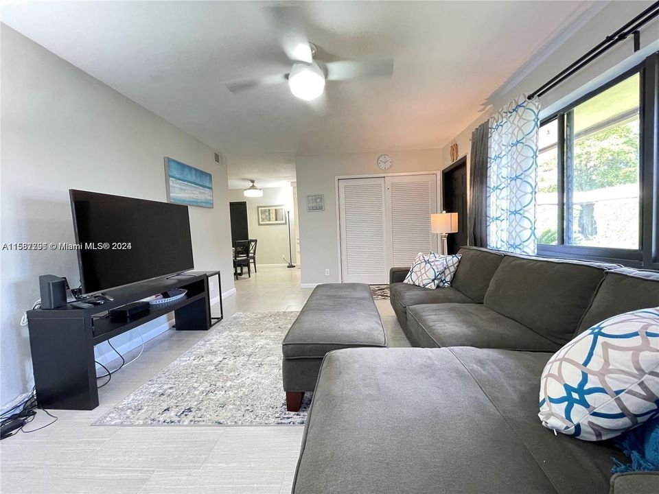 Recently Rented: $1,975 (1 beds, 1 baths, 736 Square Feet)