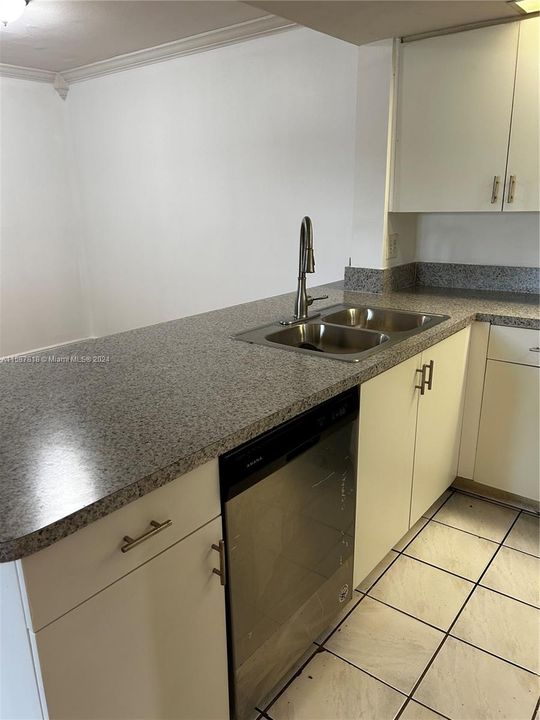 Active With Contract: $2,400 (2 beds, 2 baths, 1106 Square Feet)