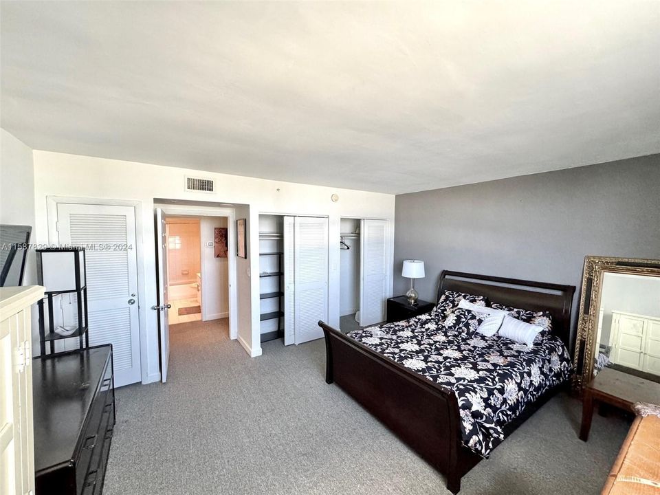For Sale: $400,000 (1 beds, 1 baths, 923 Square Feet)
