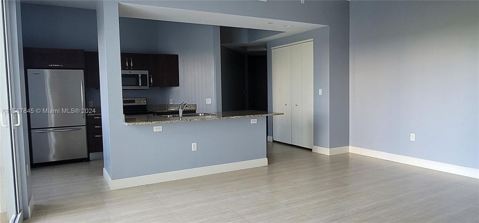 Active With Contract: $2,750 (1 beds, 1 baths, 914 Square Feet)